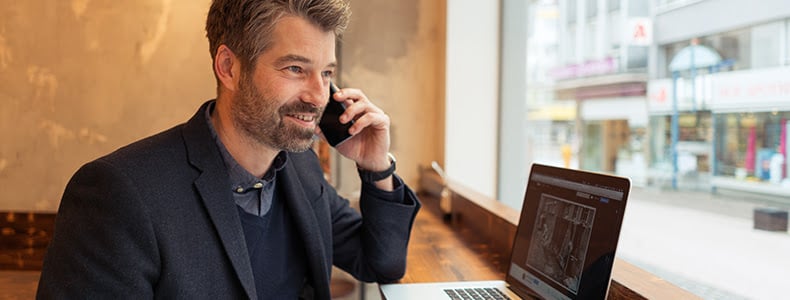 entrepreneur indépendant au téléphone