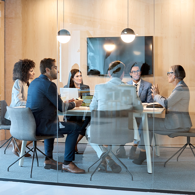 Groupe diversifié de professionnels assistant à une réunion.