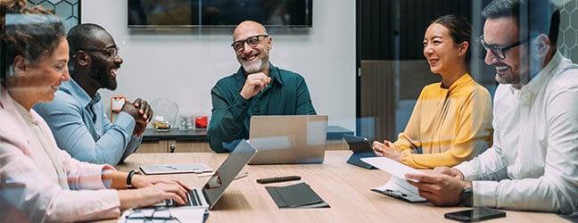 Des collègues sont assis dans une salle de réunion.