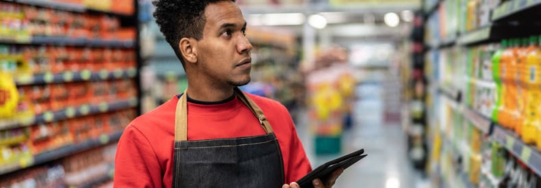 travailleur de la vente au détail vérifiant le stock